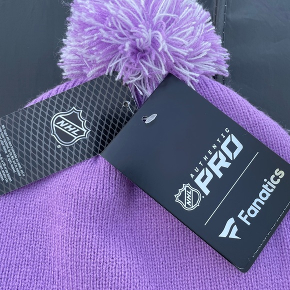 Detroit Red Wings Fanatics  Beanie “Hockey Fights Cancer” Retails For $45 - Picture 3 of 9